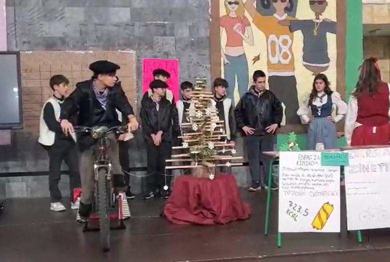 Zenbat kaloria ditu txistorra pintxo batek? Hau neurtzeko esperimentua egiten ari dira ikasleak.